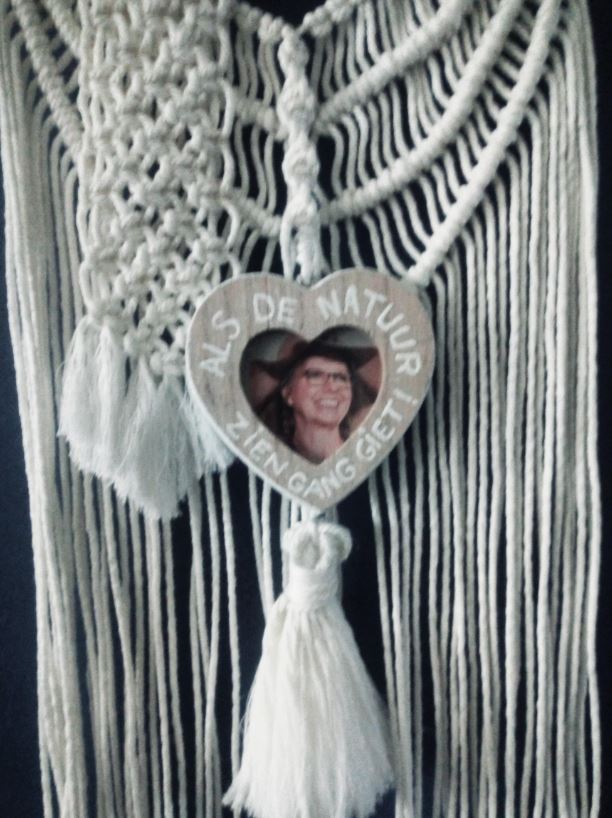 Macramé Wandkleed met houten fotohouder voorzien van tekst .