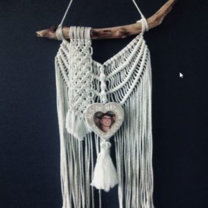 Macramé Wandkleed met houten fotohouder voorzien van tekst .