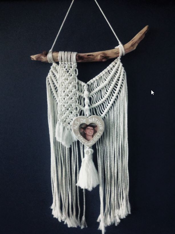 Macramé Wandkleed met houten fotohouder voorzien van tekst .