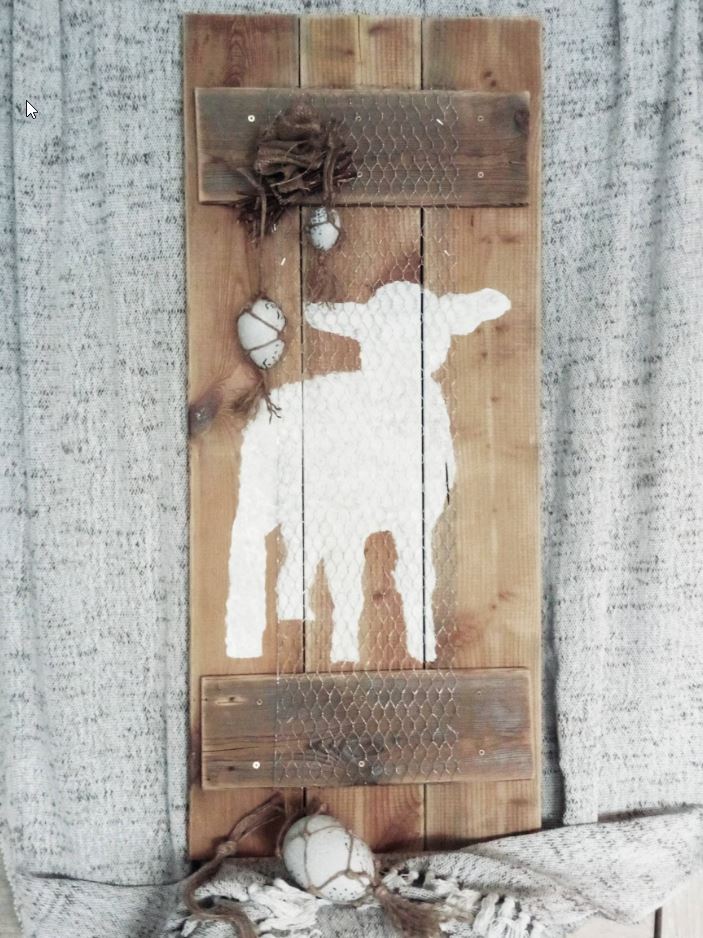 Houten deco-bord gemaakt van schuttinghout met handgeschilderde afbeelding van een lammetje en kippengaas.