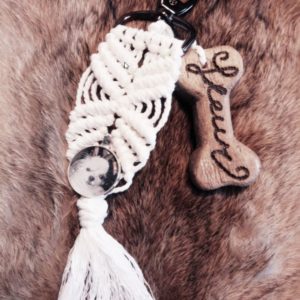 Sleutel of tas-hanger gemaakt van Macramé met afbeelding in medaillon