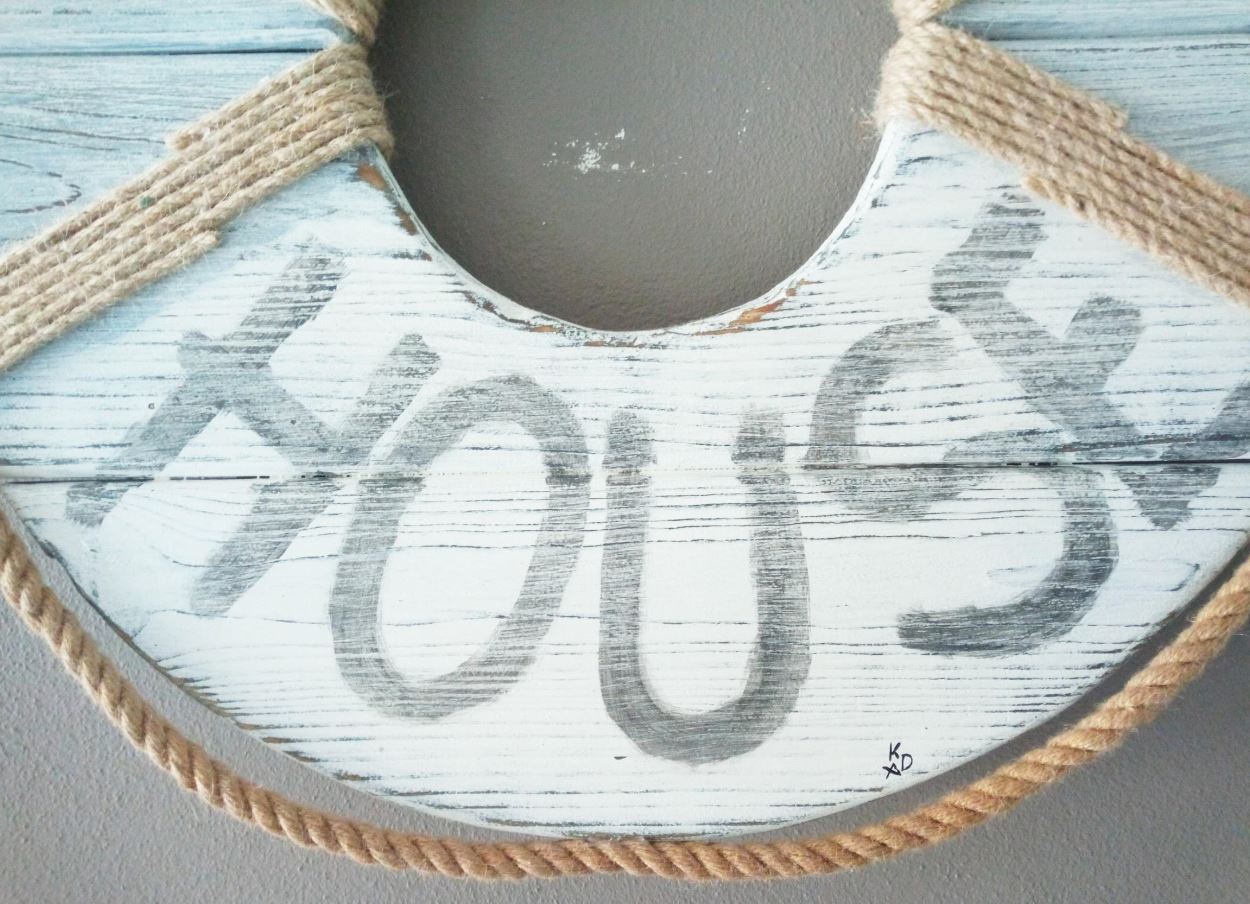 Beach House Reddingsboei gemaakt van schuttingplanken voorzien van touw