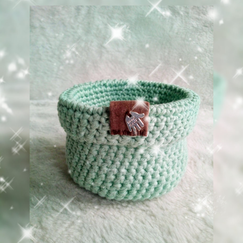 Gehaakt mandje met bedeltje "handje"