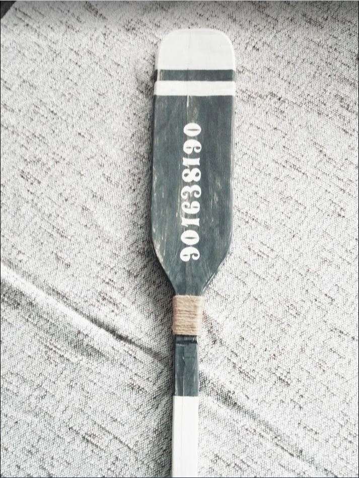 Houten peddel met opschrift