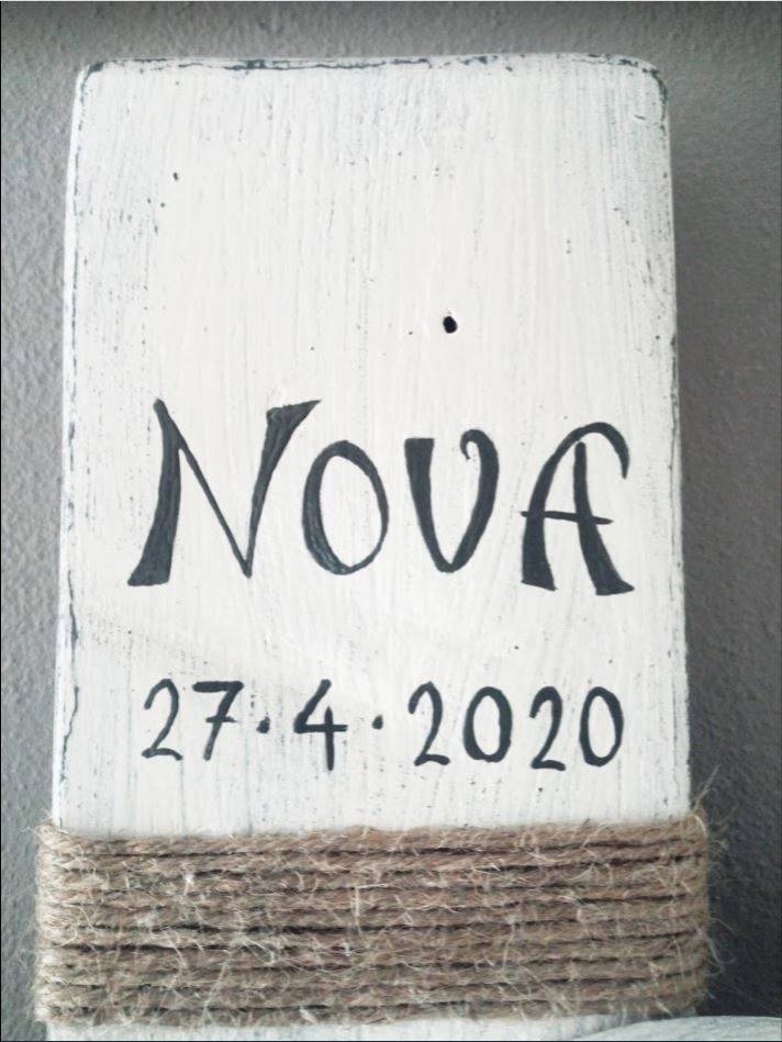 Geboorte bordje voor puppy "Nova" voorzien van foto, naam en datum, gemaakt van pallethout.
