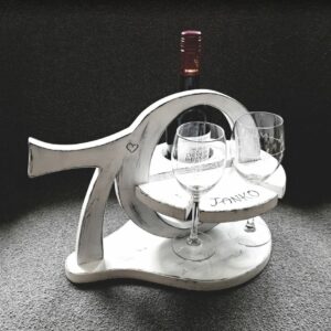 Houten wijnstandaard met gegraveerde glazen en houten 70