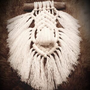 Macramé - Mini wandkleed "Kwast" aan tak