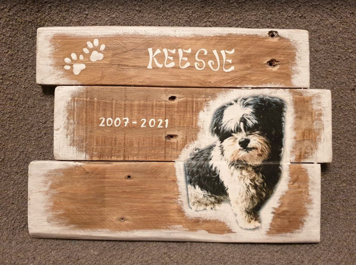Herinneringsbord “Keesje” van pallethout met foto, naam en datum.