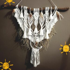 Macramé - Wandkleed "Moon" met maan, raffia en veertjes
