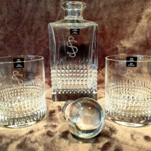 Karaf met whisky glazen en S gravure